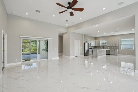 Villa ou maison à vendre à Zephyrhills, Floride: 4 chambres, 241.82 m2 № 1907602 - photo 6