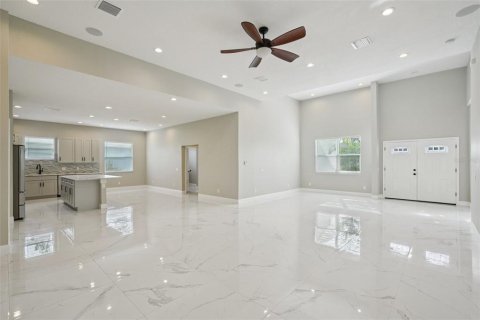 Villa ou maison à vendre à Zephyrhills, Floride: 4 chambres, 241.82 m2 № 1907602 - photo 5