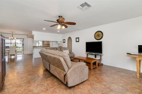 Casa en venta en Cape Coral, Florida, 3 dormitorios, 141.77 m2 № 1630708 - foto 3