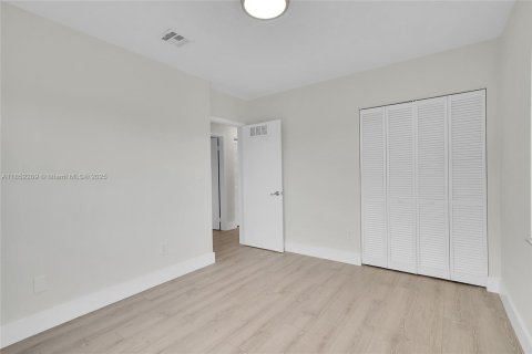 Casa en alquiler en Miami, Florida, 5 dormitorios, 142.6 m2 № 1871665 - foto 20