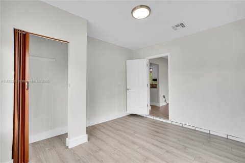 Casa en alquiler en Miami, Florida, 5 dormitorios, 142.6 m2 № 1871665 - foto 12