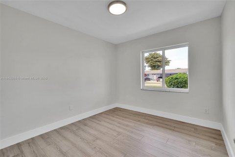 Casa en alquiler en Miami, Florida, 5 dormitorios, 142.6 m2 № 1871665 - foto 13