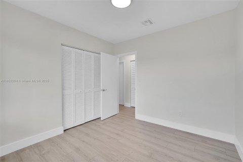 Casa en alquiler en Miami, Florida, 5 dormitorios, 142.6 m2 № 1871665 - foto 14