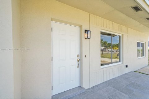 Casa en alquiler en Miami, Florida, 5 dormitorios, 142.6 m2 № 1871665 - foto 2