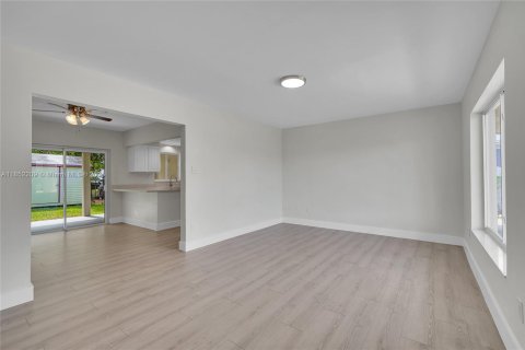 Casa en alquiler en Miami, Florida, 5 dormitorios, 142.6 m2 № 1871665 - foto 3