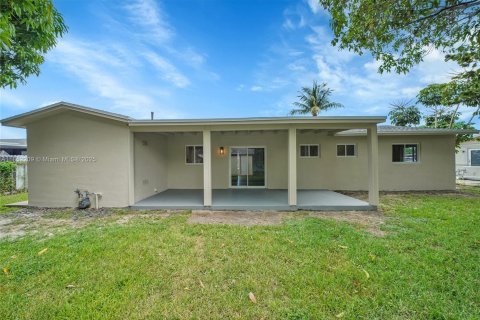 Casa en alquiler en Miami, Florida, 5 dormitorios, 142.6 m2 № 1871665 - foto 23