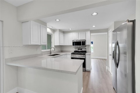Casa en alquiler en Miami, Florida, 5 dormitorios, 142.6 m2 № 1871665 - foto 7