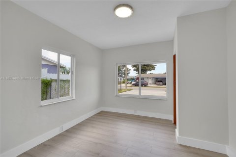 Casa en alquiler en Miami, Florida, 5 dormitorios, 142.6 m2 № 1871665 - foto 11