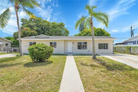 Casa en alquiler en Miami, Florida, 5 dormitorios, 142.6 m2 № 1871665 - foto 1