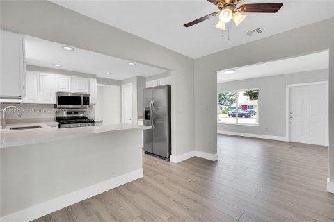 Casa en alquiler en Miami, Florida, 5 dormitorios, 142.6 m2 № 1871665 - foto 6