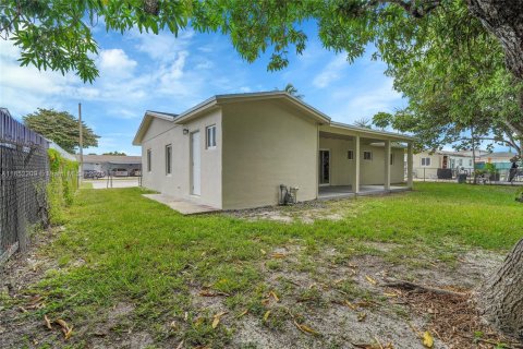 Casa en alquiler en Miami, Florida, 5 dormitorios, 142.6 m2 № 1871665 - foto 22
