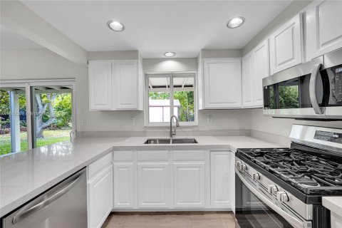 Casa en alquiler en Miami, Florida, 5 dormitorios, 142.6 m2 № 1871665 - foto 8