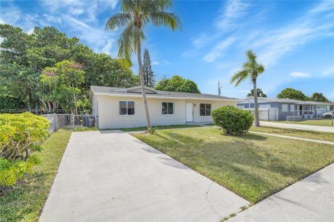 Casa en alquiler en Miami, Florida, 5 dormitorios, 142.6 m2 № 1871665 - foto 25