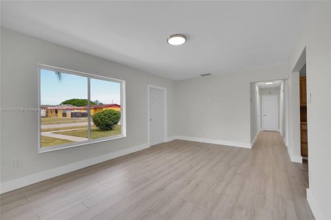 Casa en alquiler en Miami, Florida, 5 dormitorios, 142.6 m2 № 1871665 - foto 4