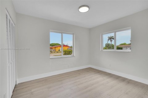 Casa en alquiler en Miami, Florida, 5 dormitorios, 142.6 m2 № 1871665 - foto 19
