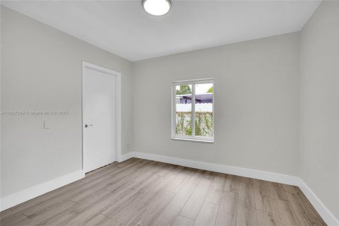 Casa en alquiler en Miami, Florida, 5 dormitorios, 142.6 m2 № 1871665 - foto 10