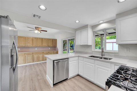 Casa en alquiler en Miami, Florida, 5 dormitorios, 142.6 m2 № 1871665 - foto 9