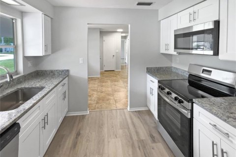 House in Spring Hill, Florida 2 bedrooms, 119.29 sq.m. № 1847402 - photo 6