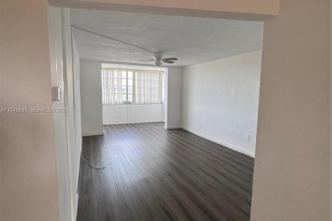 Снять в аренду кондоминиум в Норт-Майами, Флорида 1 спальня, 68.28м2, № 2005601 - фото 3