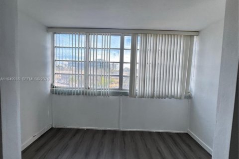 Снять в аренду кондоминиум в Норт-Майами, Флорида 1 спальня, 68.28м2, № 2005601 - фото 2