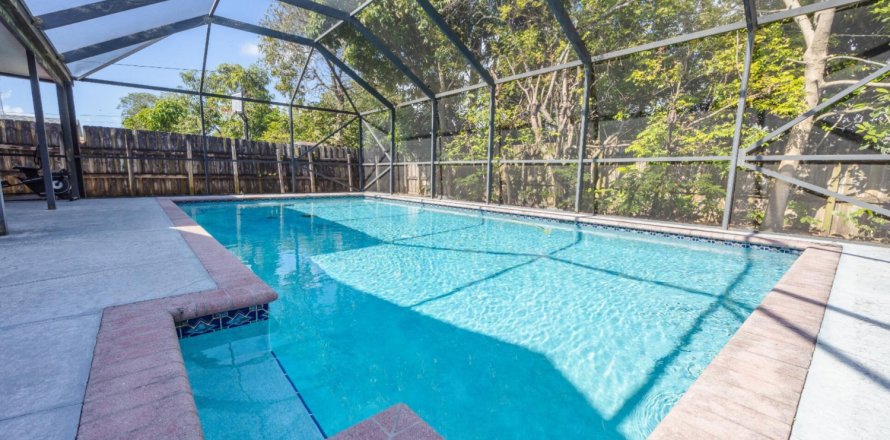 House in Deerfield Beach, Florida 4 bedrooms, 146.69 sq.m. № 1159640