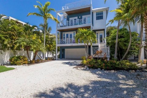 Casa en venta en Holmes Beach, Florida, 6 dormitorios, 227.89 m2 № 1909831 - foto 1