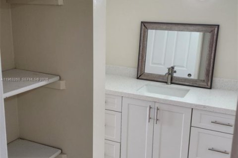 Купить кондоминиум в Майами, Флорида 1 спальня, 67.82м2, № 2025381 - фото 17