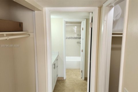 Купить кондоминиум в Майами, Флорида 1 спальня, 67.82м2, № 2025381 - фото 13