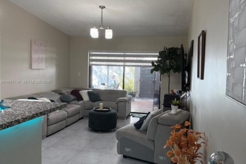 Adosado en venta en Miami, Florida, 3 dormitorios, 106.28 m2 № 2030650 - foto 2