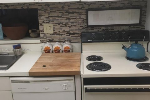 Condo in Miami, Florida, 1 bedroom  № 2000318 - photo 20