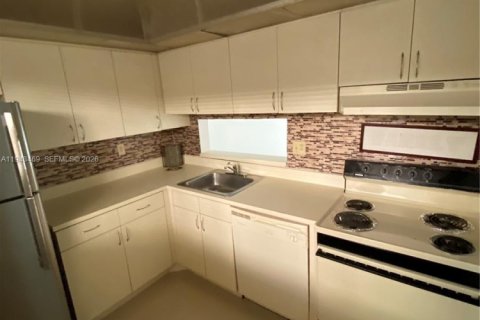 Condo in Miami, Florida, 1 bedroom  № 2000318 - photo 17