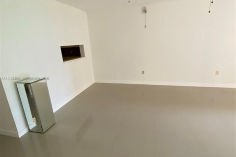 Condo in Miami, Florida, 1 bedroom  № 2000318 - photo 25
