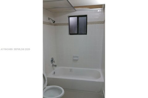 Condo in Miami, Florida, 1 bedroom  № 2000318 - photo 11