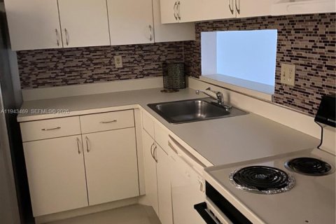 Condo in Miami, Florida, 1 bedroom  № 2000318 - photo 15