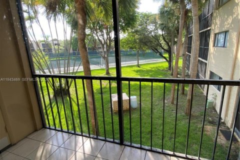 Condo in Miami, Florida, 1 bedroom  № 2000318 - photo 2