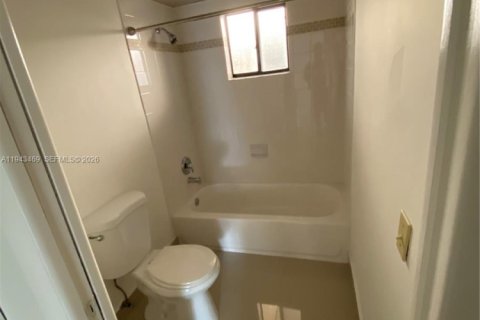 Condo in Miami, Florida, 1 bedroom  № 2000318 - photo 6