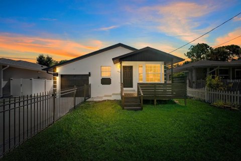 House in Tampa, Florida 3 bedrooms, 107.77 sq.m. № 2379681