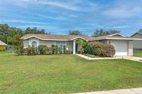 House in Dade City, Florida 3 bedrooms, 139.91 sq.m. № 1808946 - photo 1