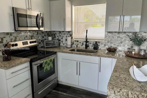 Villa ou maison à louer à Miramar, Floride: 3 chambres, 83.61 m2 № 1890117 - photo 4