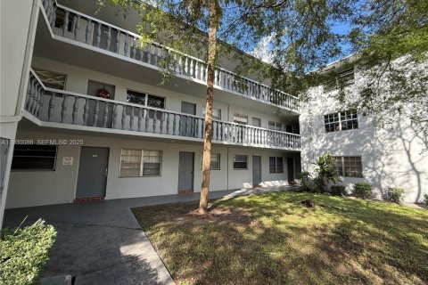 Купить кондоминиум в Холливуд, Флорида 1 спальня, 59.46м2, № 1989206 - фото 2