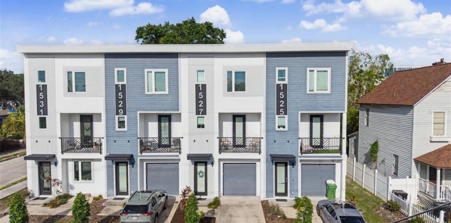 Townhouse in Tampa, Florida 3 bedrooms, 135.54 sq.m. № 2200687