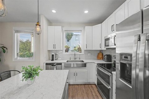 Townhouse in Tampa, Florida 3 bedrooms, 135.54 sq.m. № 2200687 - photo 5