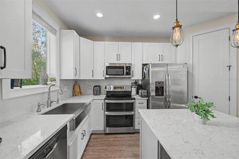 Townhouse in Tampa, Florida 3 bedrooms, 135.54 sq.m. № 2200687 - photo 7