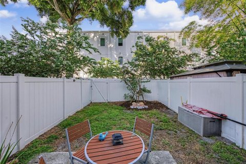 Townhouse in Tampa, Florida 3 bedrooms, 135.54 sq.m. № 2200687 - photo 21