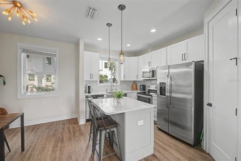 Townhouse in Tampa, Florida 3 bedrooms, 135.54 sq.m. № 2200687 - photo 6