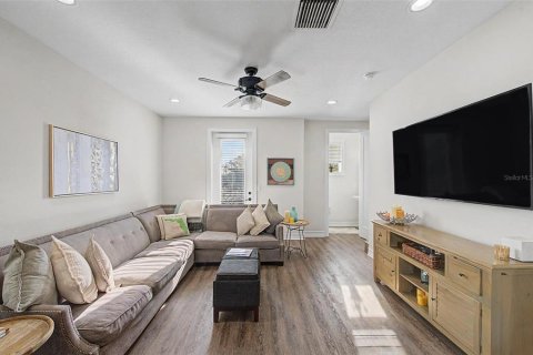 Townhouse in Tampa, Florida 3 bedrooms, 135.54 sq.m. № 2200687 - photo 11