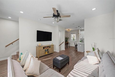 Townhouse in Tampa, Florida 3 bedrooms, 135.54 sq.m. № 2200687 - photo 3
