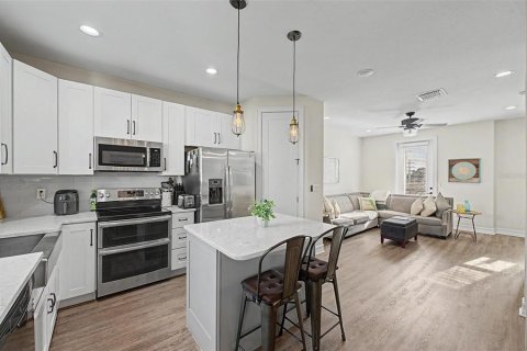 Townhouse in Tampa, Florida 3 bedrooms, 135.54 sq.m. № 2200687 - photo 10