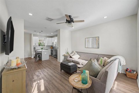 Townhouse in Tampa, Florida 3 bedrooms, 135.54 sq.m. № 2200687 - photo 4