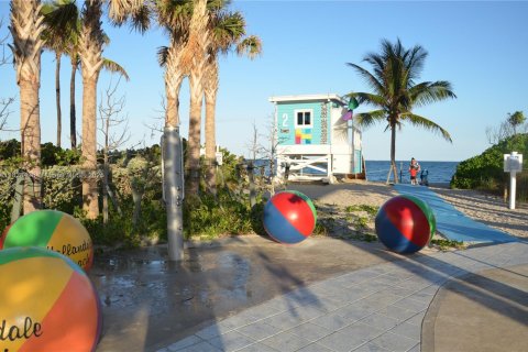 Condo in Hallandale Beach, Florida, 3 bedrooms  № 1935336 - photo 29